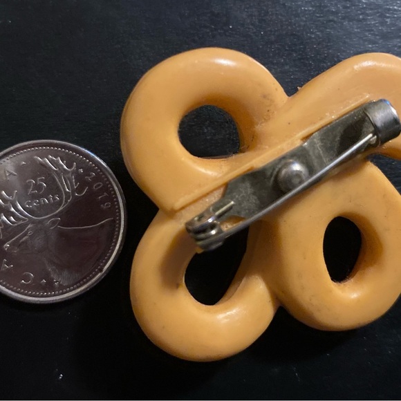 Vintage Pretzel plastic possibly Bakelite Brooch - Picture 2 of 2